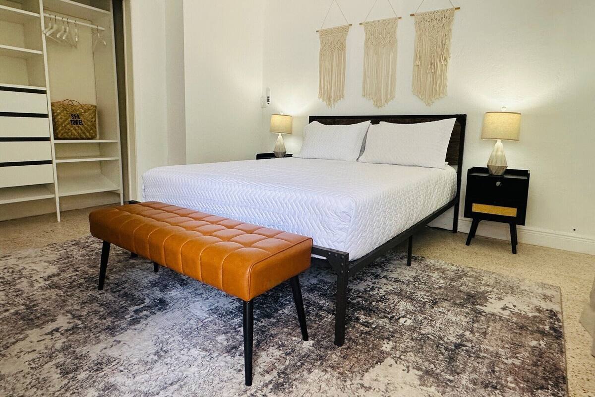 Suite estándar, baño privado, vistas a la ciudad (Unit 1) | Cortinas opacas, tabla de planchar con plancha, wifi gratis