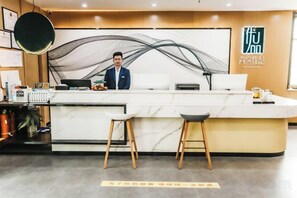 A reception desk with a modern design, a bar area, and a seating space. - Shankee Tea Style (Ancient City of Kashgar Xiyu Avenue Food Street) (Kashgar City)