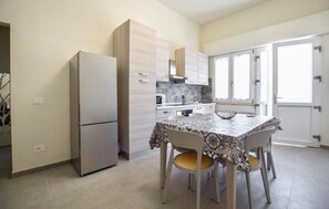 Refrigerador, microondas, lavavajillas y utensilios de cocina 