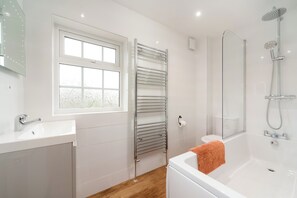 Hair dryer, towels, soap, toilet paper - A luxury cottage, family and pet friendly, close to Stratford Upon Avon centre (Stratford-upon-Avon)