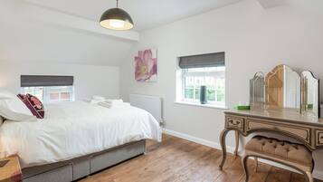 2 bedrooms, iron/ironing board, travel cot, WiFi