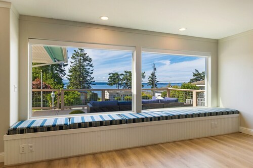 Water View, Chefs Kitchen, Fire pit & Fenced Yard