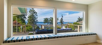 Water View, Chefs Kitchen, Fire pit & Fenced Yard