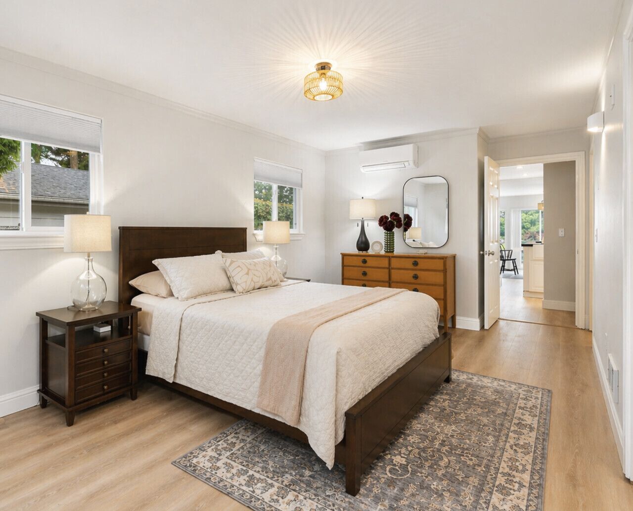 3 slaapkamers, een bureau, een strijkplank/strijkijzer, reisbedje