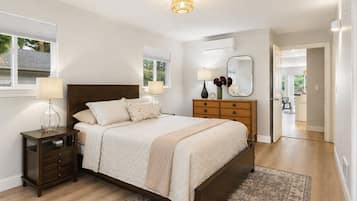 3 slaapkamers, een bureau, een strijkplank/strijkijzer, reisbedje