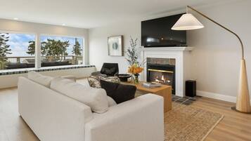 Een smart-tv, een open haard, boeken en een muziekbibliotheek