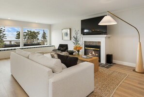 Smart-TV, Kamin, Bücher, Musikbibliothek