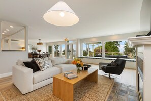 Smart-TV, Kamin, Bücher, Musikbibliothek