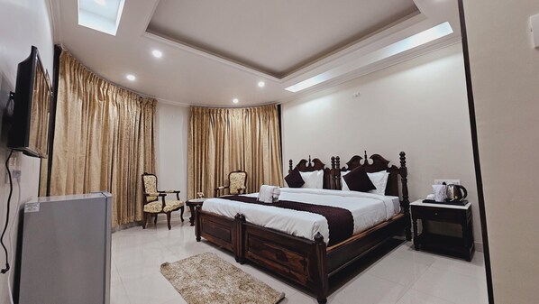 Superior Room | Desk, laptop workspace, free WiFi, bed sheets - Hydrangea Heights by PTW Hotels (Shimla)