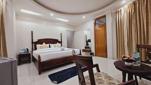 Rom – premium | Skrivebord, skrivebord for bærbar PC, wi-fi (inkludert) og sengetøy