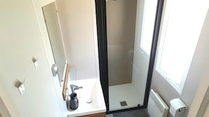 Bruser, hårtørrer, Sæbe, Toiletpapir