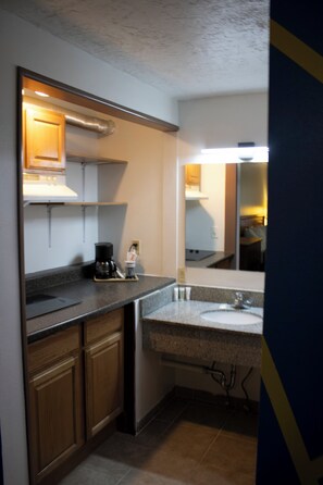 Työpöytä, kannettavalle tietokoneelle sopiva työtila, ilmainen Wi-Fi