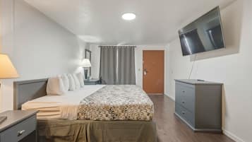 Enkeltrom, 1 kingsize-seng, ikke-røyk, tekjøkken | Skrivebord, skrivebord for bærbar PC og wi-fi (inkludert)