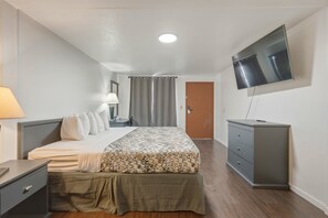 Enkeltværelse - 1 kingsize-seng - ikke-ryger - tekøkken | Skrivebord, arbejdsområde til bærbare computere, gratis Wi-Fi