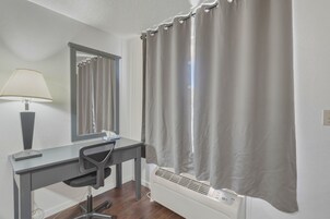 Escritorio, espacio para trabajar con laptop y wifi gratis 