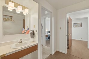 Family Double Room, Non Smoking | Bathroom | Free toiletries, towels, soap, shampoo - Patriot Stay Motel (Vernal)