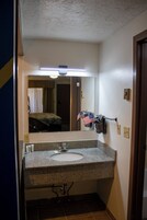 Escritorio, espacio para trabajar con laptop y wifi gratis 