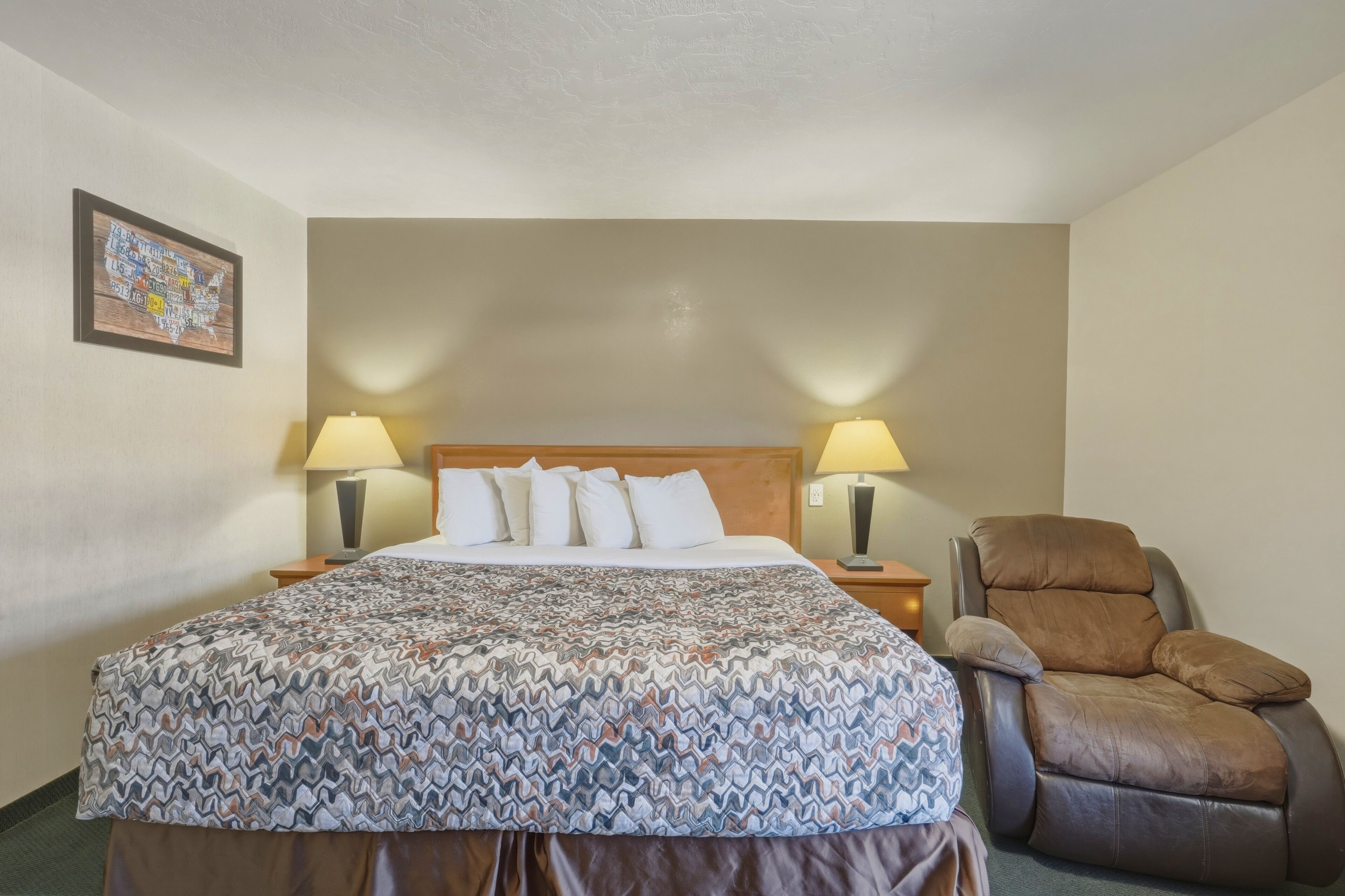 Escritorio, espacio para trabajar con laptop y wifi gratis 