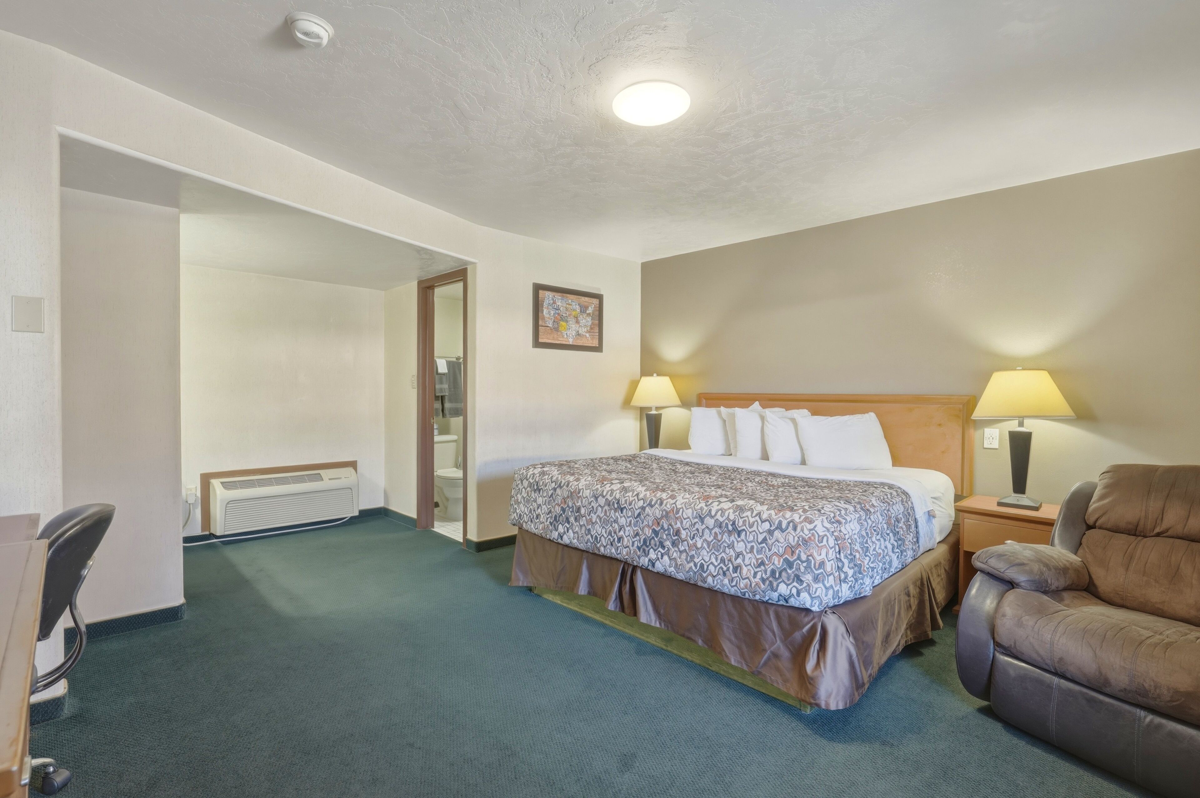 Single Room, 1 King Bed, Non Smoking | Desk, laptop workspace, free WiFi