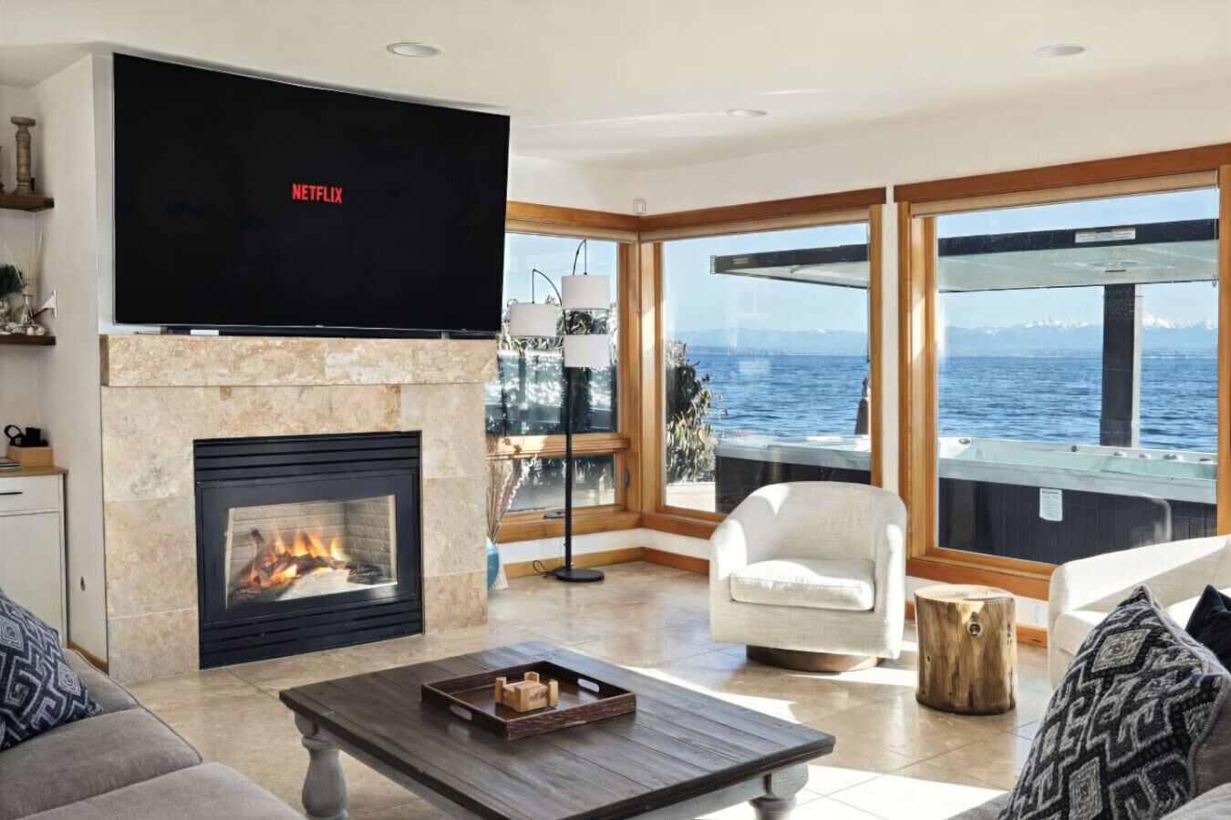 Una Smart TV, una chimenea, libros, una biblioteca de música