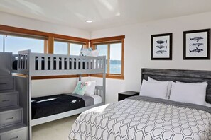 Caixa forta a l'habitació, escriptori i planxa i posts de planxar 