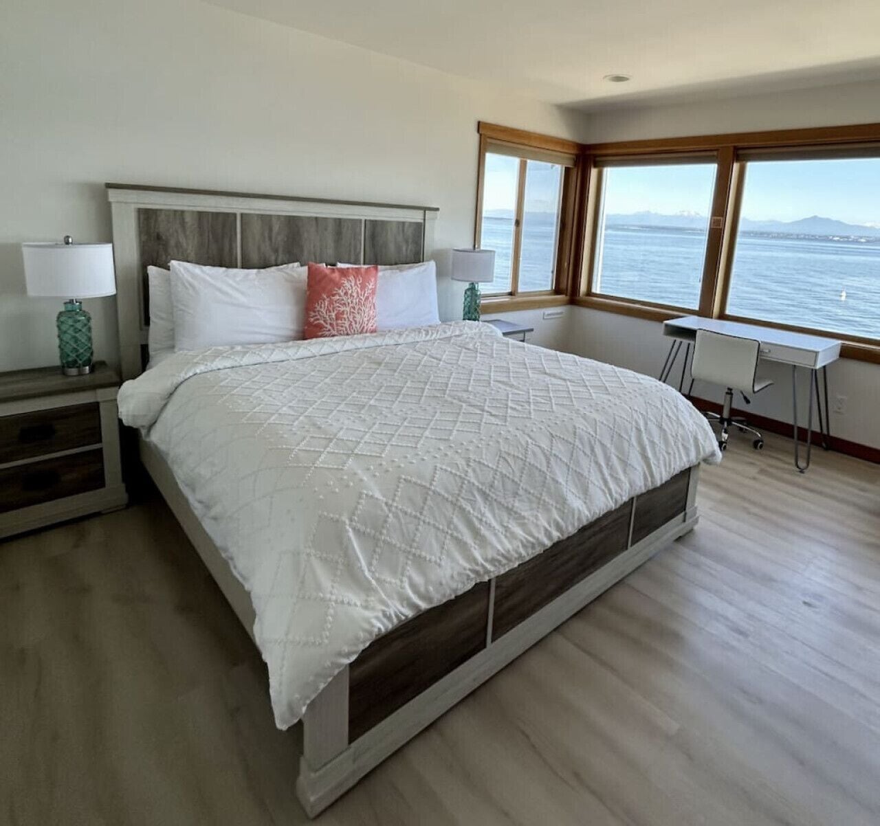 3 slaapkamers, een bureau, een strijkplank/strijkijzer, reisbedje