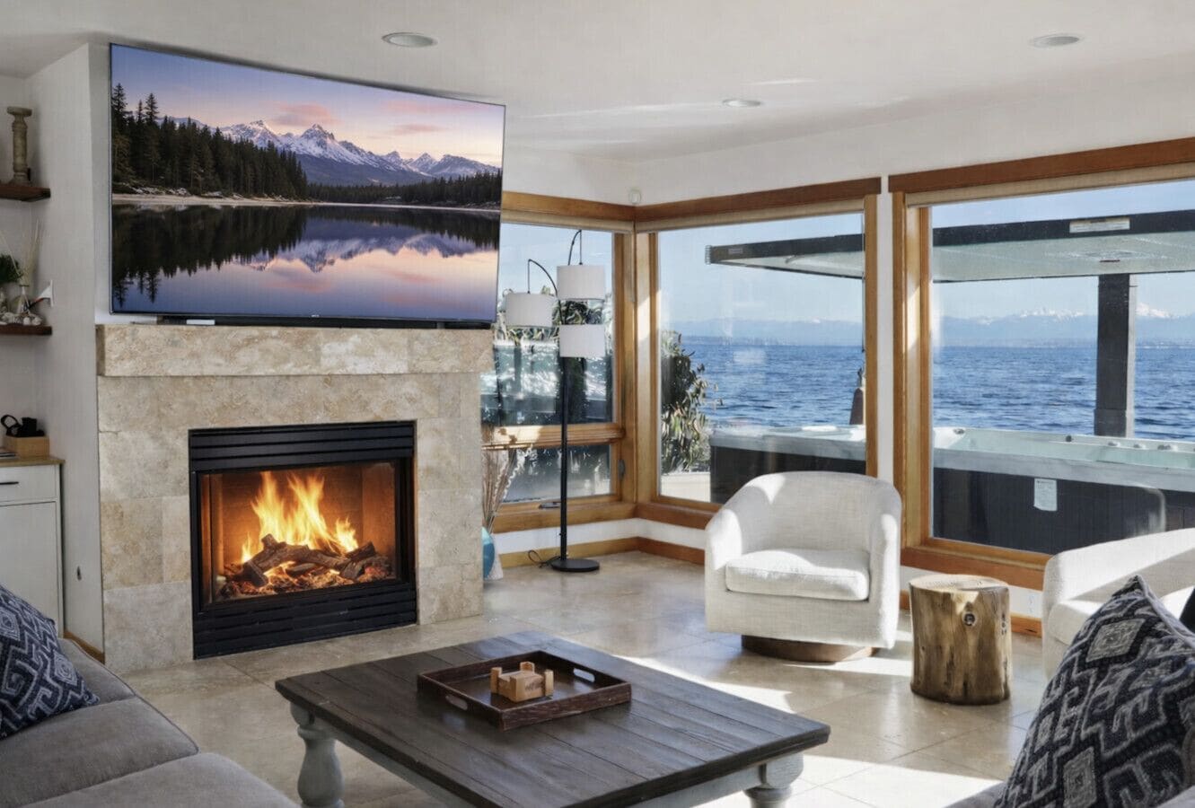 Smart TV, chimenea, libros y biblioteca musical 