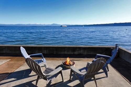 Beachfront I Pool & Hot Tub I Dogs OK I King Bed