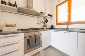 Réfrigérateur, four, plaque de cuisson, lave-vaisselle