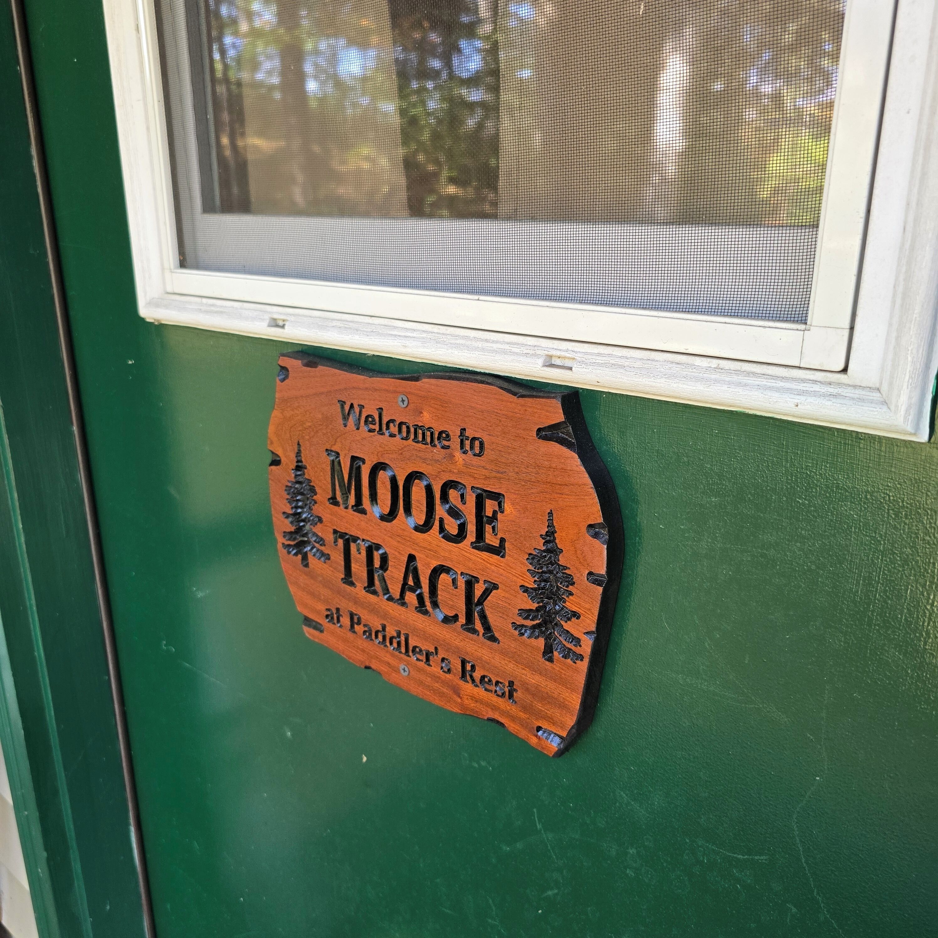 Un cartello di legno con la scritta Moose Track, presso Paddler's Rest.