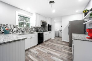 Microwave, oven, stovetop, dishwasher - Charming 3/2, 2 Miles to BSW, Walk to Shopping- Temple, TX (Temple)