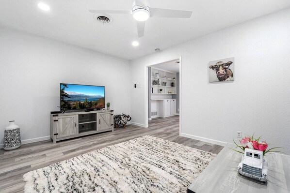 3 bedrooms, iron/ironing board, WiFi, bed sheets - Charming 3/2, 2 Miles to BSW, Walk to Shopping- Temple, TX (Temple)