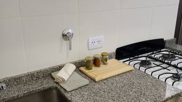 Refrigerador, microondas, horno, tetera/pava eléctrica