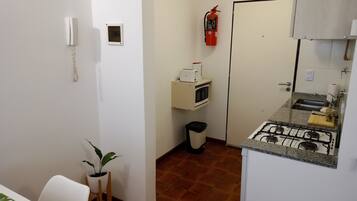 Refrigerador, microondas, horno y tetera eléctrica