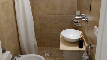 Secadora de cabello, bidet, toallas, jabón