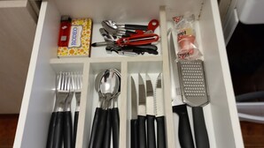 En skuffe med køkkenredskaber og et rivejern.