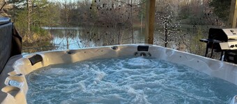 NEW property! Lakeside covered hot tub, A-frame 3 King Beds, Shawnee Forest