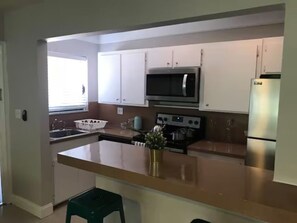 Fridge, microwave, oven, stovetop - Modern & Comfy 1BD Parking | Near the Sea (Fort Lauderdale)