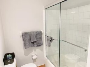 Douche, sèche-cheveux, serviettes fournies