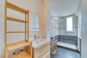 Shower, hair dryer, towels - Le Grand Voyageur - 3 chambres - Parking privé - Métro (Vénissieux)