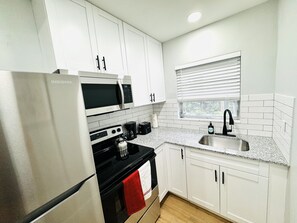 Private kitchen - Spacious & Central 1BR APT W/ Shared Pool & Garden (Fort Lauderdale)
