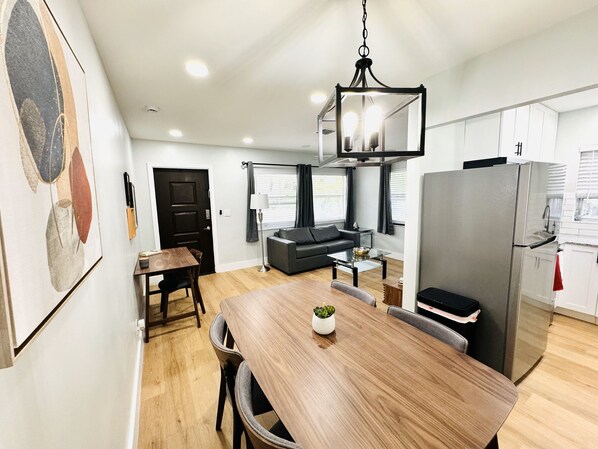 Dining - Spacious & Central 1BR APT W/ Shared Pool & Garden (Fort Lauderdale)