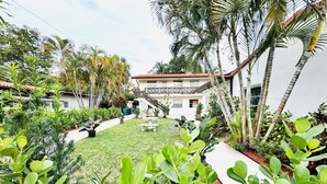 Property grounds - Trendy, Budget-Friendly 1 Bedroom Apt, Pool Access (Fort Lauderdale)