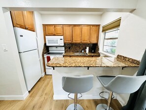 Private kitchen - Trendy, Budget-Friendly 1 Bedroom Apt, Pool Access (Fort Lauderdale)