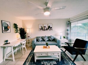 Smart TV, books - Comfy & Spacious 1 BR APT w/Pool near downtown (Jensen Beach)