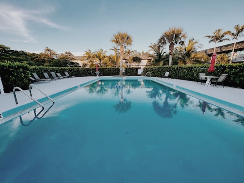 Lovely & Cozy 1 Bedroom APT W/ Pool - Close to downtown Jensen Beach