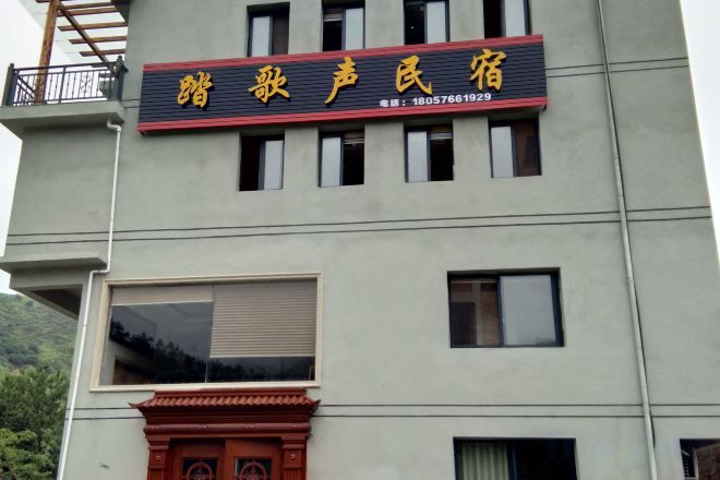 Un edificio con un letrero que dice 'Stadium Sound Studio' y un número de teléfono.