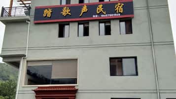 Un edificio con un letrero que dice 'Stadium Sound Studio' y un número de teléfono.
