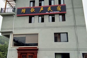 Un edificio con un letrero que dice 'Stadium Sound Studio' y un número de teléfono.
