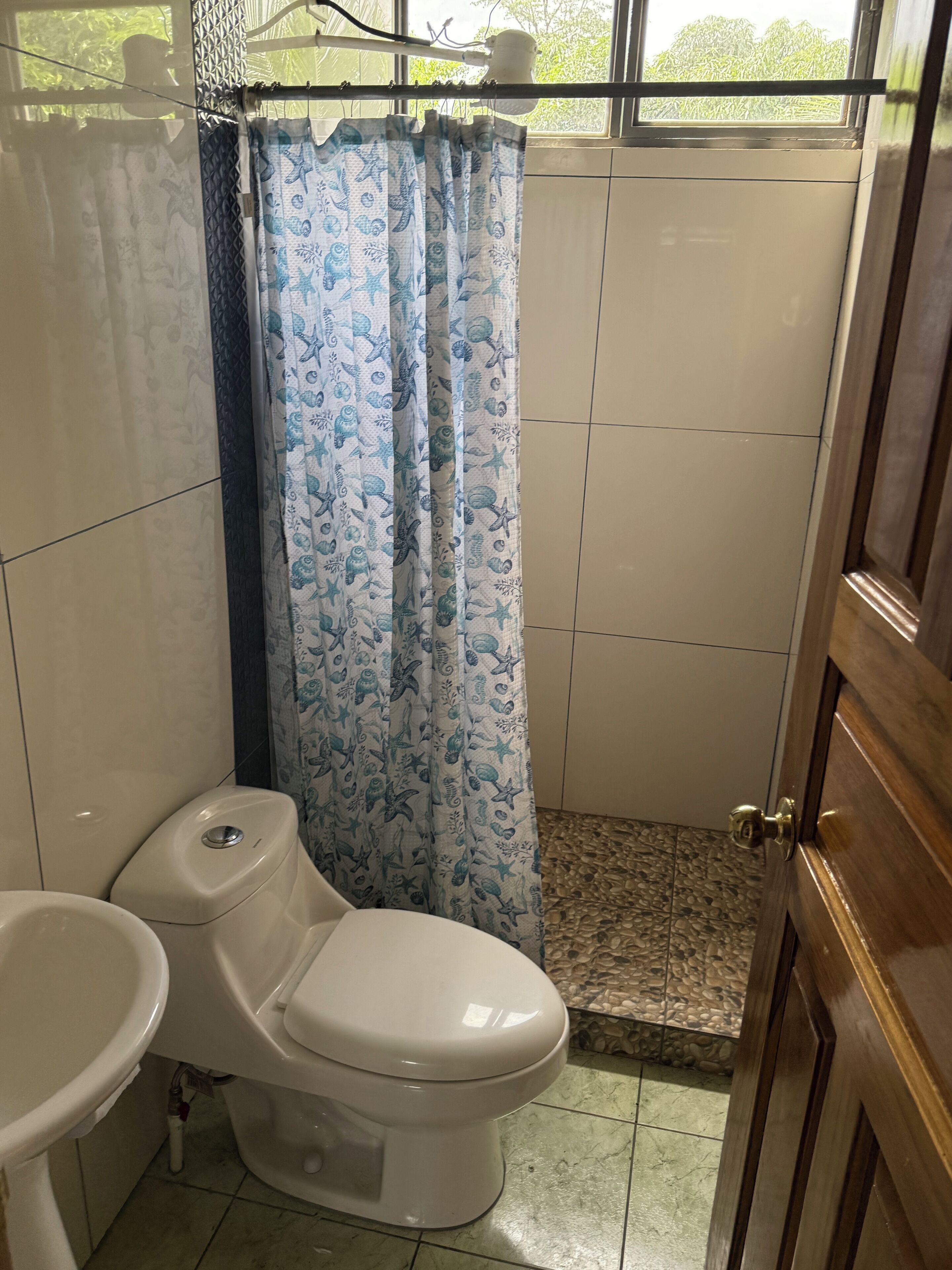 Douche, serviettes fournies, savon, papier toilette